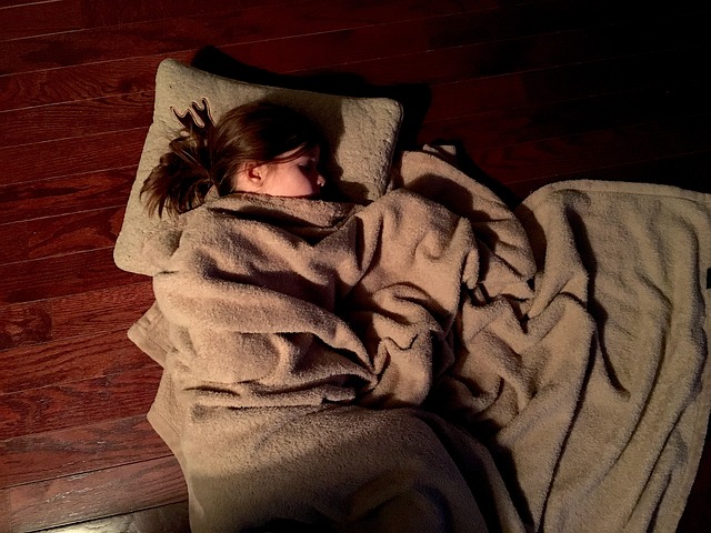 spaní pod dekou
