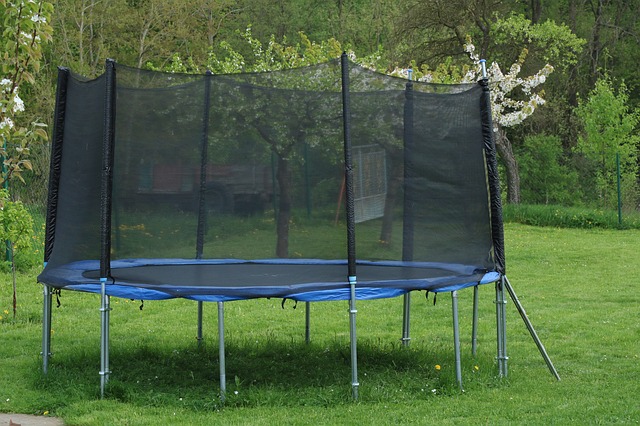 trampolína s ochrannou sítí